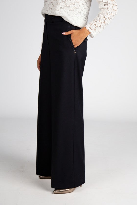 Calças largas com pespontos em contraste