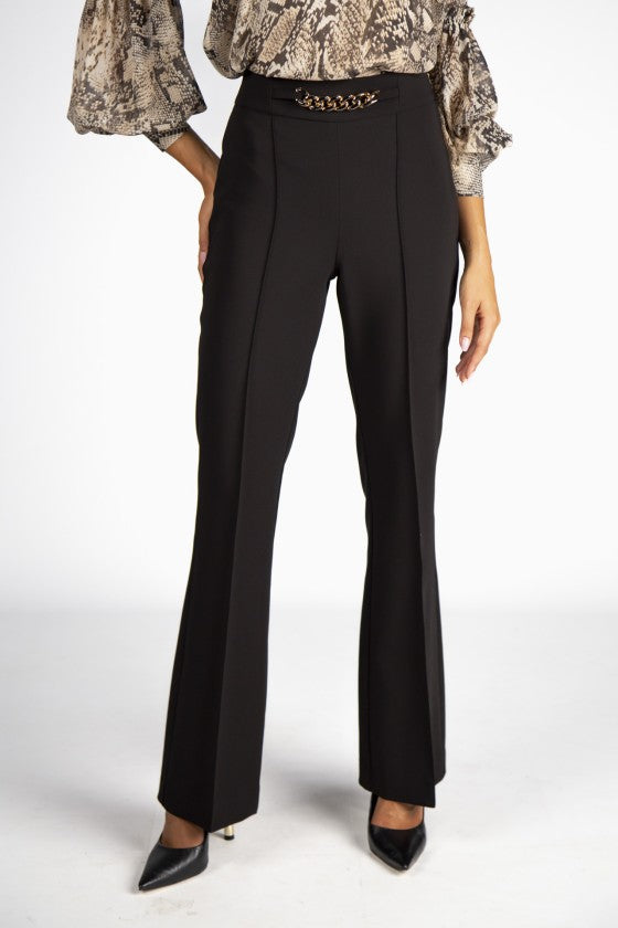 Calças pretas com corrente dourada