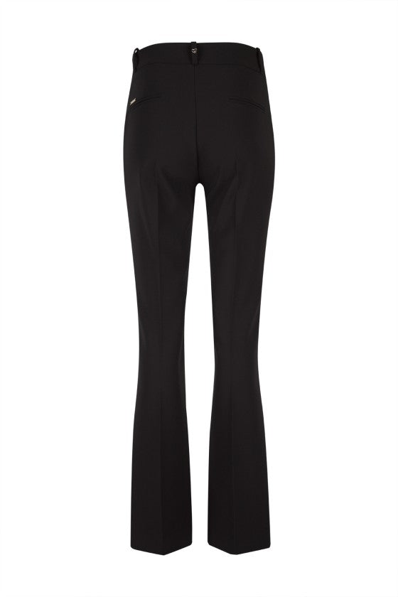 Calças pretas com corrente dourada