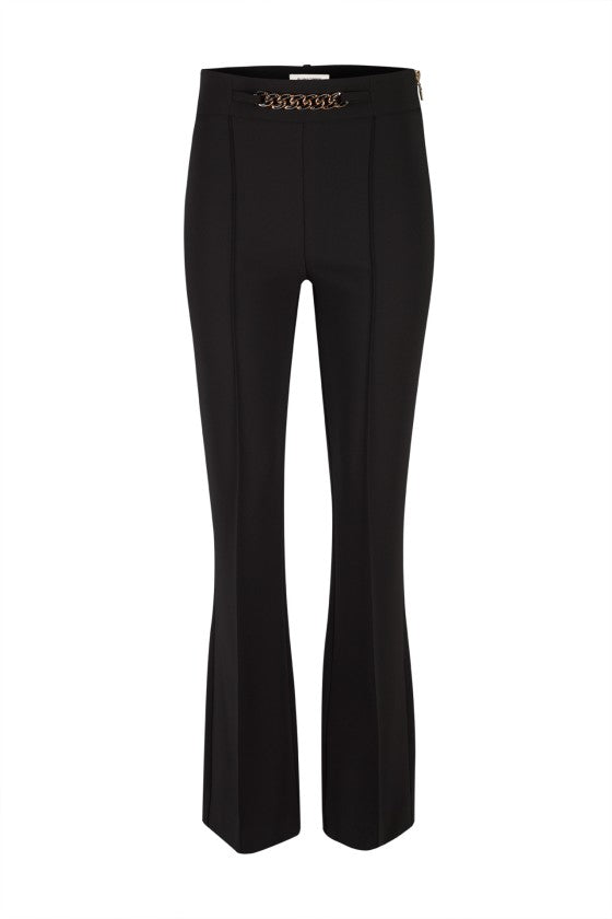 Calças pretas com corrente dourada