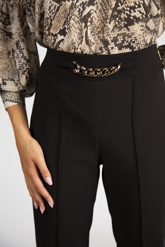 Calças pretas com corrente dourada