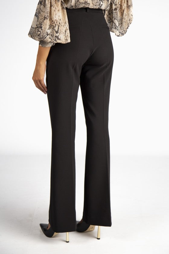 Calças pretas com corrente dourada