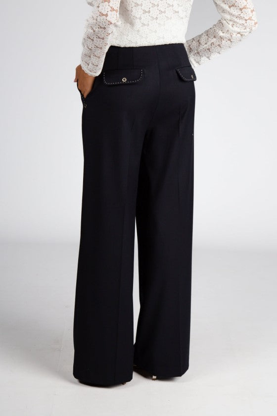 Calças largas com pespontos em contraste